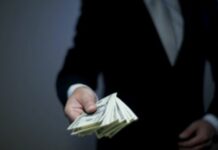 Монополия агенттигинин башкы адиси пара менен кармалды