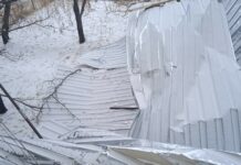 Караколдо көп кабаттуу үйлөрдүн чатырын шамал учуруп кетти