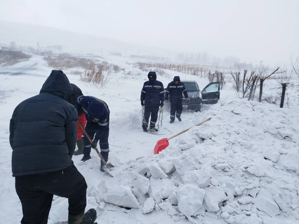 1e7aa367 1287 4898 a95a 59ba64066581 На Иссык-Куле спасли семью с двумя детьми, застрявших в машине в снегу - видео