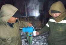 Бишкекчане угостили горячим чаем и выпечкой электромонтеров, работающих на морозе