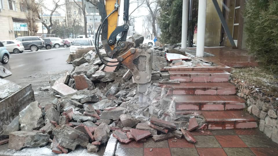 325391842 511753524386360 7628524937753668069 n В Бишкеке снесли незаконную постройку возле ресторана "Золотой дракон"