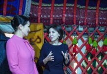 Кыргызстан менен Өзбекстандын биринчи айымдары музейге барышты, – сүрөт