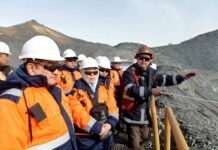 Члены депутатской комиссии и глава кабмина посетили рудник Кумтор — фото