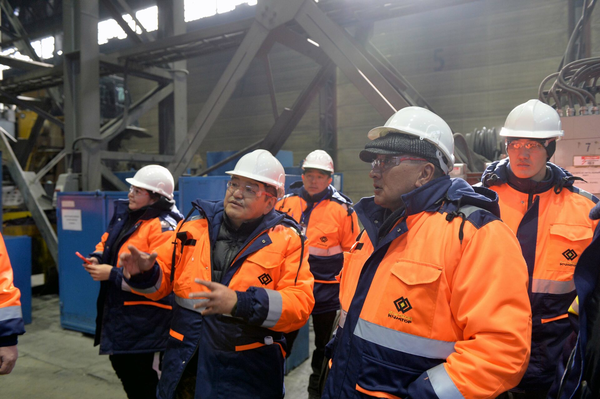 63d7a15596475 Члены депутатской комиссии и глава кабмина посетили рудник Кумтор - фото