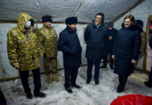 Чиновники во главе с Байсаловым посетили пункты обогрева в Бишкеке — Фото