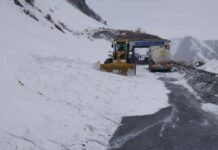 На трассе Бишкек — Ош снежная масса перекрыла дорогу — видео