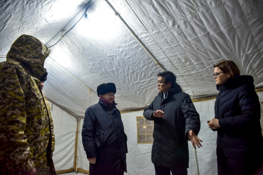 88 Чиновники во главе с Байсаловым посетили пункты обогрева в Бишкеке - Фото