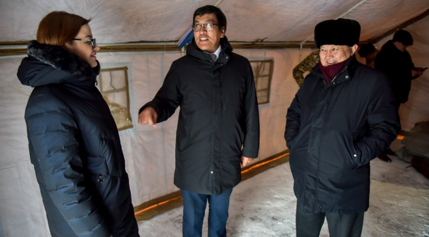 99 Чиновники во главе с Байсаловым посетили пункты обогрева в Бишкеке - Фото