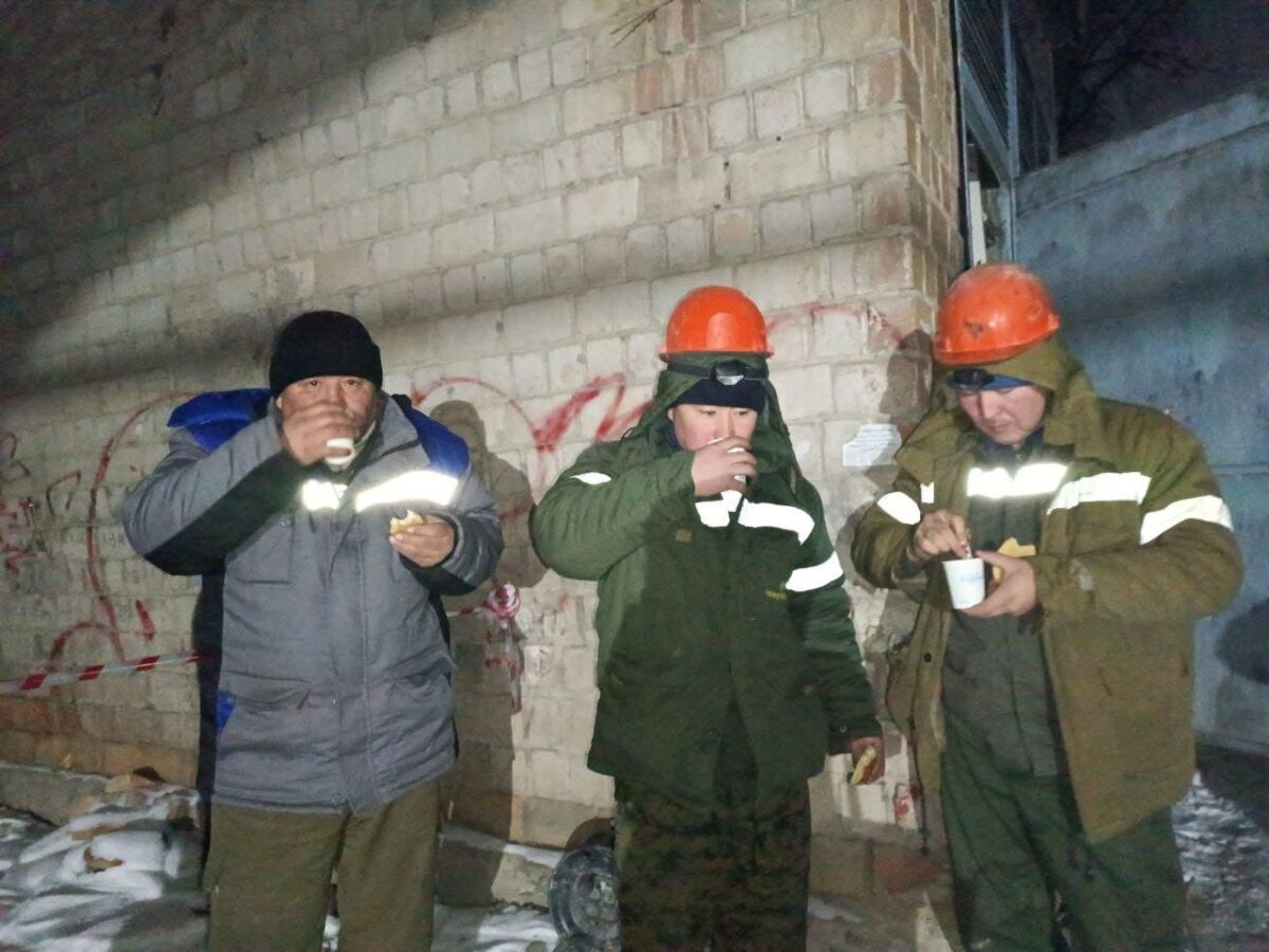 9f6b9c42 ab43 4726 aa6d 32860821ede8 Бишкекчане угостили горячим чаем и выпечкой электромонтеров, работающих на морозе