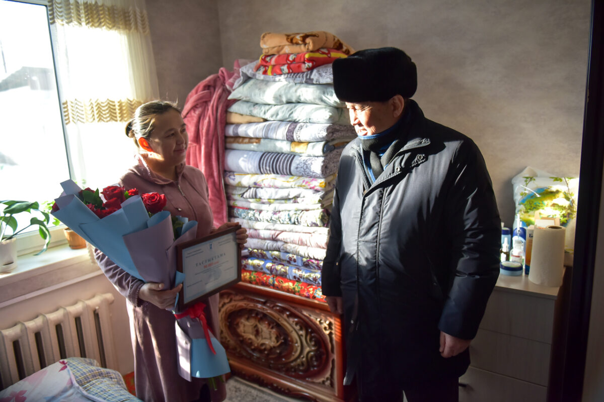 BEK 7434 Мэр Бишкека навестил семью, где родились тройняшки