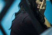 Эки жаштагы кызын сабаган аял камакка алынды