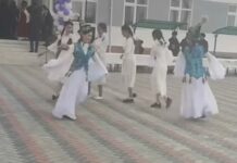 “Директорго эскертүү берилди”: Өзгөндө көйнөкчөн бийлеген окуучулар боюнча түшүндүрмө берилди