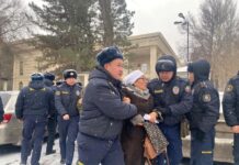 Кемпир-Абадды коргоо комитети: “Аялдарды, апаларды, жаш кыздарды камоо, кармоо жигитчиликке жатпайт”