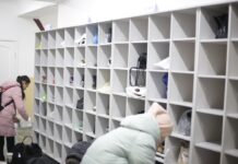 Бишкектин төрт мектебине окуучулар бут кийимин чечүү эрежеси иштеп баштады