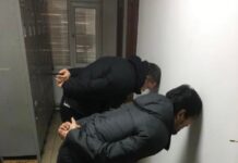 “Тапанча менен коркутуп”: Бишкекте каракчылыкка шектелген эки жаран кармалды