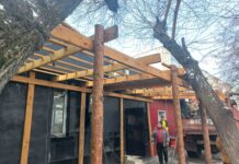 По проспекту Ч.Айтматова в Бишкеке снесли незаконные постройки — фото