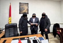 Талас: Коррупцияга шектелген төрт чиновниктин бирөө үй камагына чыгарылды