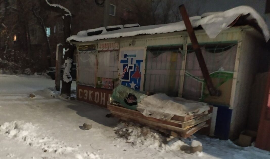c9f03f1b 5159 472b b283 d504f2188997 1068x632 1 В Бишкеке из киоска, где жила семья с 4 детьми, вывезли больше трех грузовиков мусора