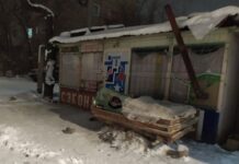 В Бишкеке семья с четырьмя детьми живет в киоске. И это в 20-градусный мороз!