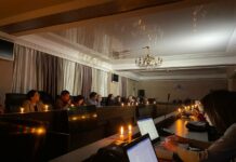 Круглый стол по делу Кемпир-Абада проходит при свечах. Организаторы заявили о давлении