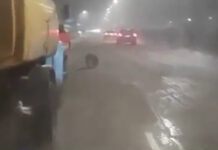 100 кг тряпок, кусок бордюра: в Бишкеке 11 часов устраняли засор