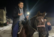 Акыну Болоту Назарову подарили лошадь