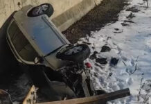 В Бишкеке легковушка упала в канал — видео