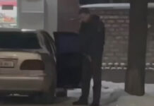 В Бишкеке пьяный милиционер справлял нужду в общественном месте. Его уволили