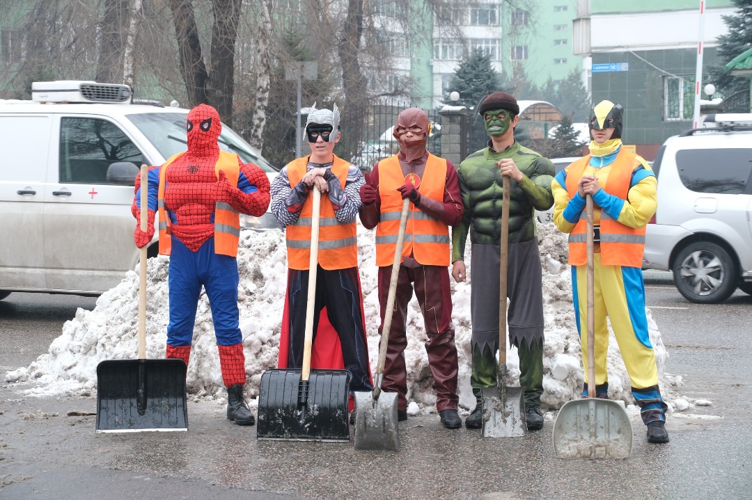 img 20230108 wa0018 В Алматы на уборку улиц вышли супергерои - фото