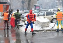 В Алматы на уборку улиц вышли супергерои — фото