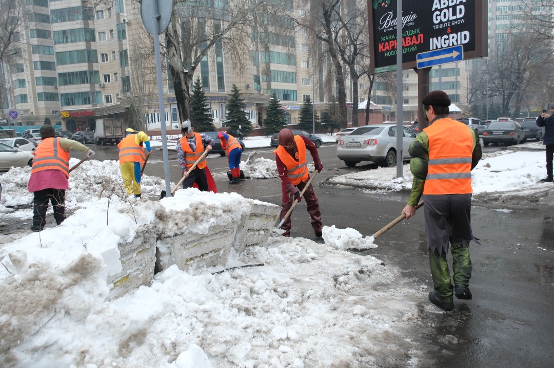 img 20230108 wa0020 В Алматы на уборку улиц вышли супергерои - фото