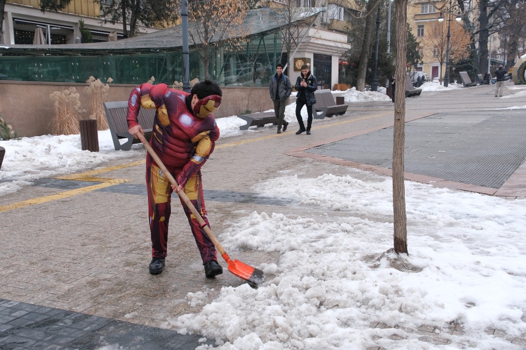 img 20230108 wa0021 В Алматы на уборку улиц вышли супергерои - фото