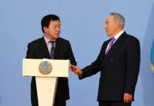 Операцией Назарбаеву руководил Юрий Пя. Он 12 лет проработал в Кыргызстане