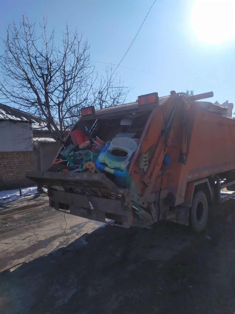photo 5377821447625490422 y 1 В Бишкеке из киоска, где жила семья с 4 детьми, вывезли больше трех грузовиков мусора