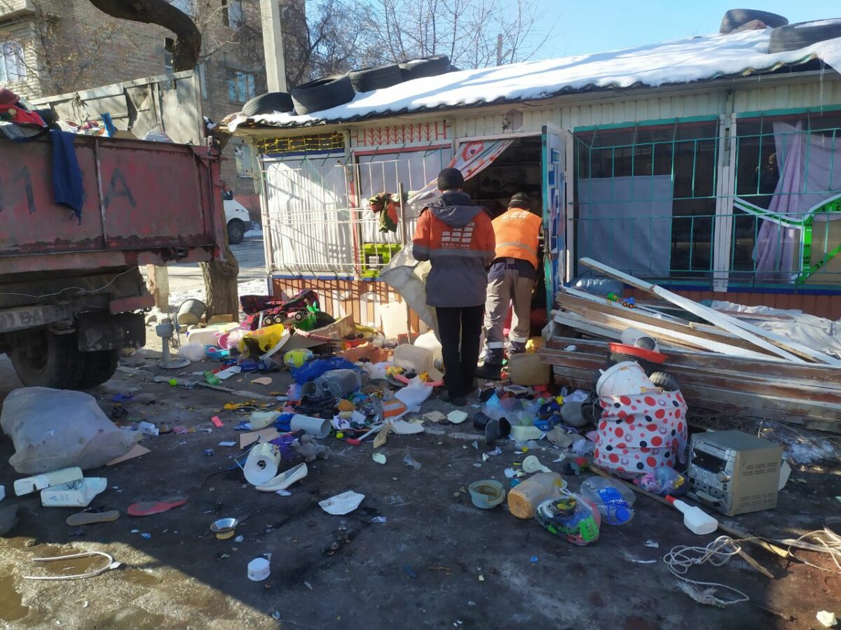 photo 5377821447625490424 y В Бишкеке из киоска, где жила семья с 4 детьми, вывезли больше трех грузовиков мусора