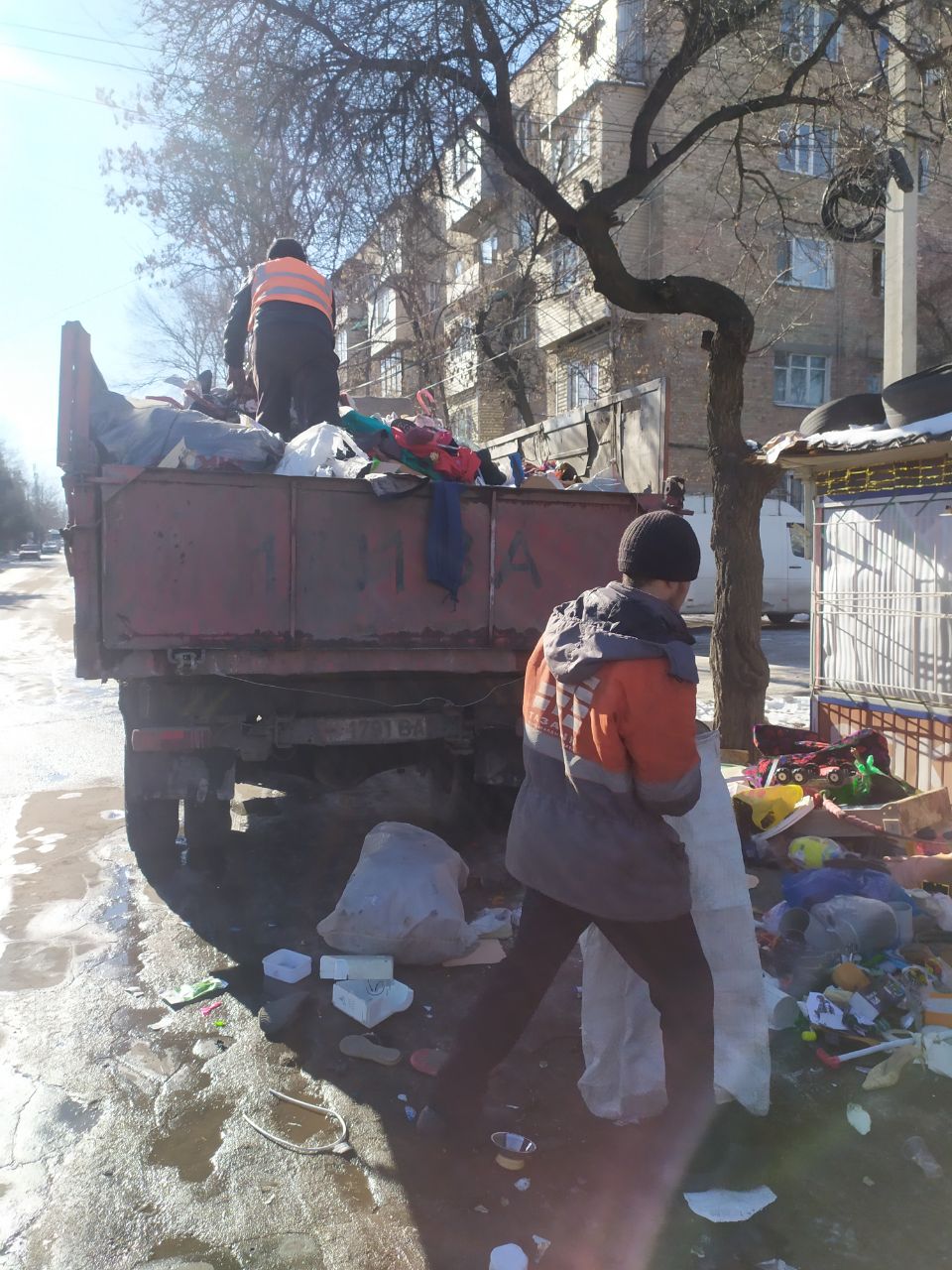 photo 5377821447625490425 y 1 В Бишкеке из киоска, где жила семья с 4 детьми, вывезли больше трех грузовиков мусора