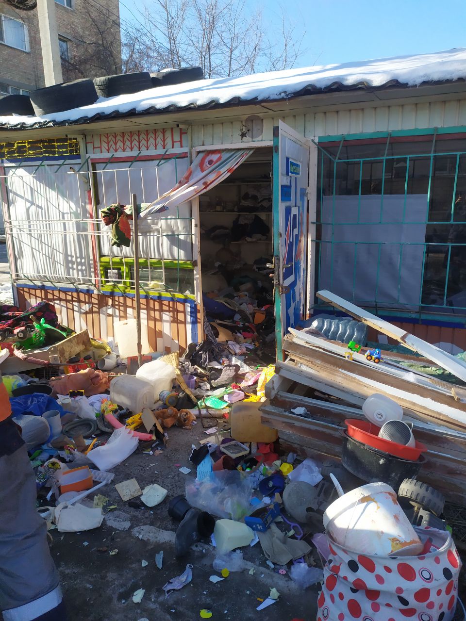 photo 5377821447625490426 y 1 В Бишкеке из киоска, где жила семья с 4 детьми, вывезли больше трех грузовиков мусора