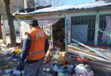 В Бишкеке из киоска, где жила семья с 4 детьми, вывезли больше трех грузовиков мусора