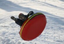 В селе Кок-Таш 23-летняя девушка погибла, катаясь с горки на баллоне