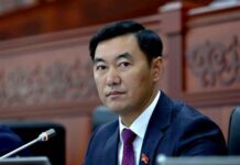 Эмил Токтошев: Россиялык валютчиктер долларды миллиондоп чыгарып кетүүдө