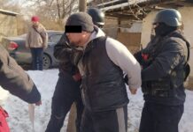 В Сузаке бандиты вывезли мужчину в поле, выстрелили в него и ограбили