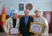Мэр Оша вручил Акжолу Махмудову 250 тысяч сомов