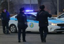 В Казахстане девятиклассник в школе напал с топором и ножом на других учеников