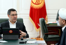 Садыр Жапаров Кыргызстандын муфтийи Замир кары Ракиевди кабыл алды