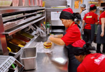 Крупные сети фастфуда в России перестали брать мигрантов на работу