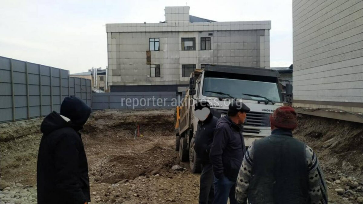 14c25d17 ba49 4be5 8f25 09d935819973 В Бишкеке возле многоэтажки вырыли котлован. Часть фундамента повисла в воздухе