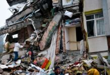 Түркия: Урап түшкөн үйдүн алдынан үч өзбекстандык аман табылды