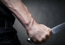 В Бишкеке молодой человек с ножом грозился совершить самоубийство