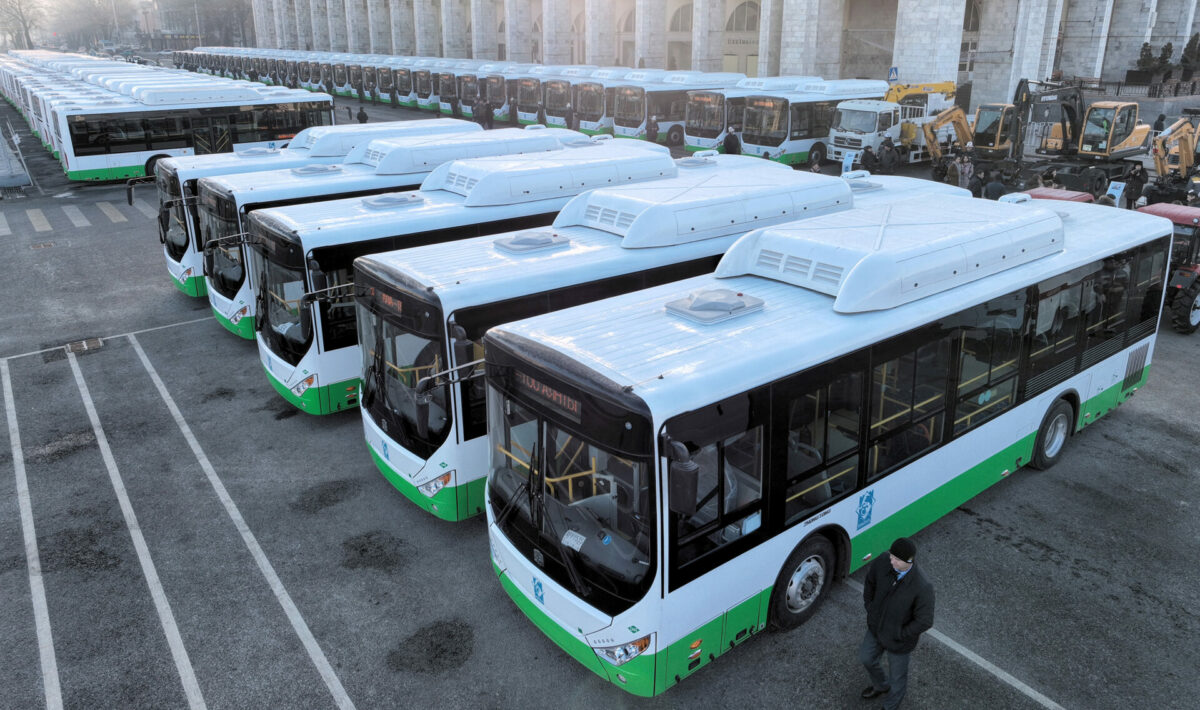 2 Президент Бишкекке келген жаңы автобустар менен таанышты, - сүрөт