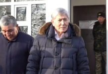 Пуховик Атамбаева, в котором он вышел из колонии, стоит $2 тысячи? Проверяем